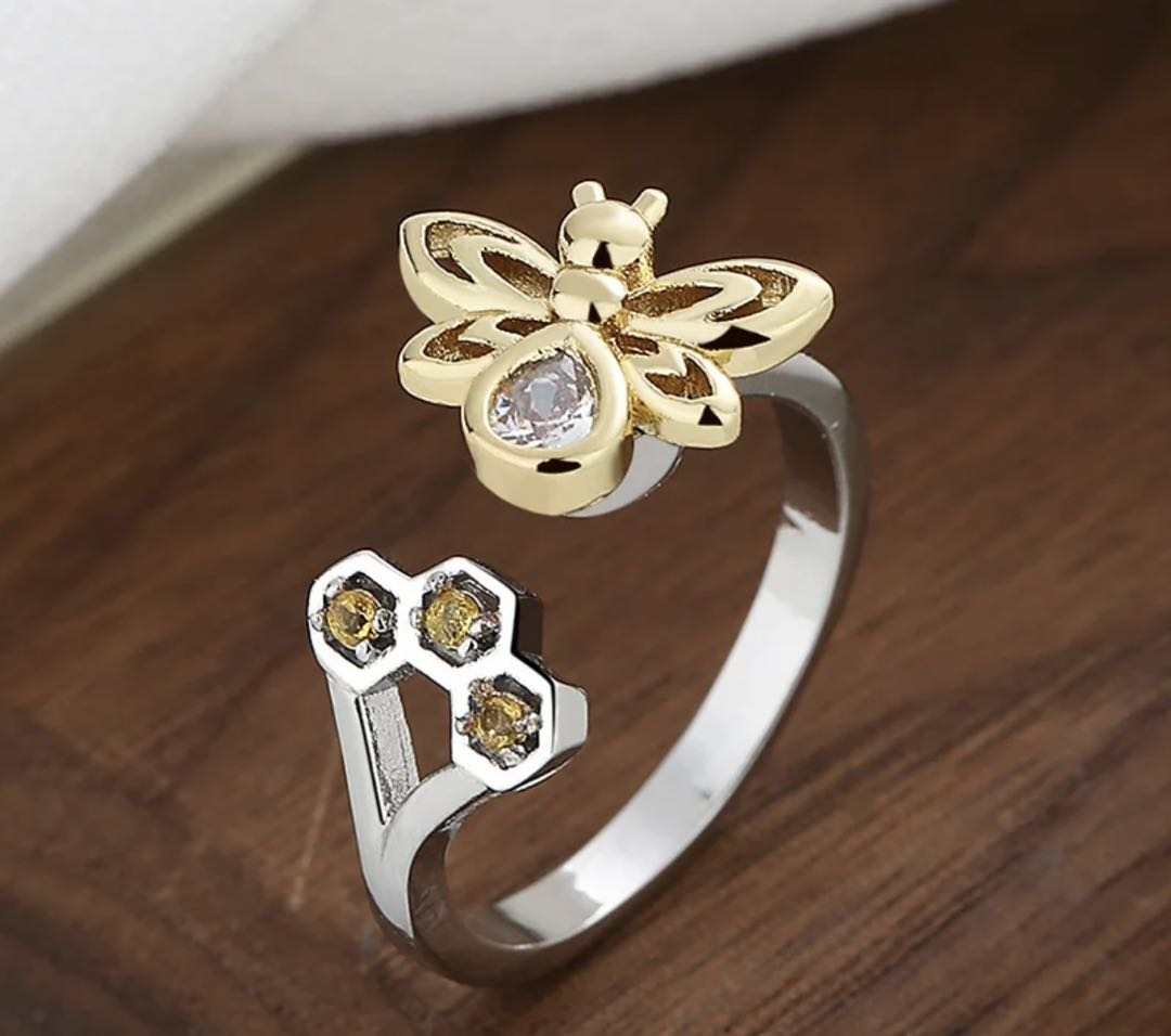 Bee spinning ring